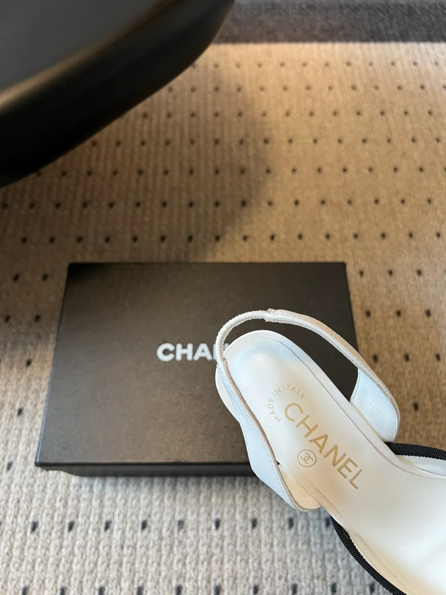 Кожаная стелька с фирменным тиснением Chanel и ремешок задника крупным планом