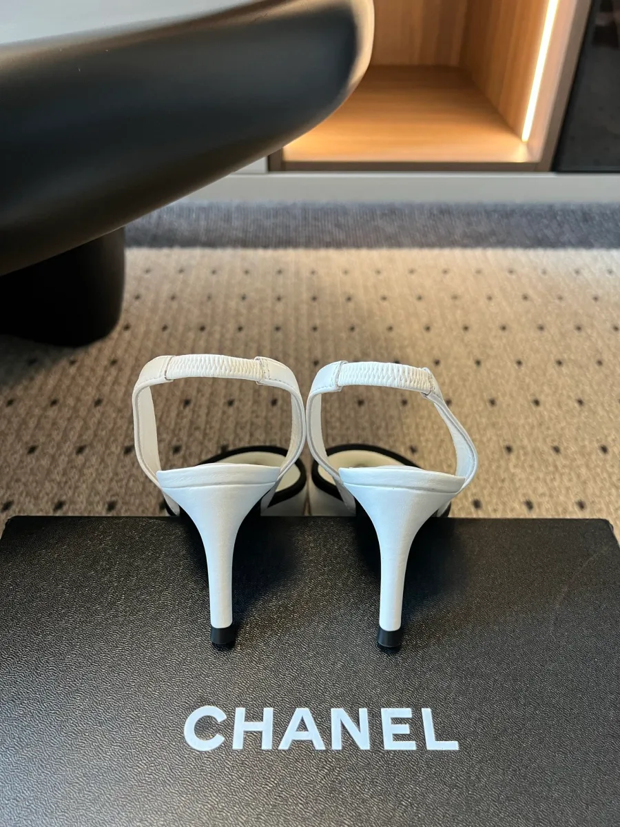 Каблуки и эластичные задние ремешки слингбэков Chanel, вид сзади