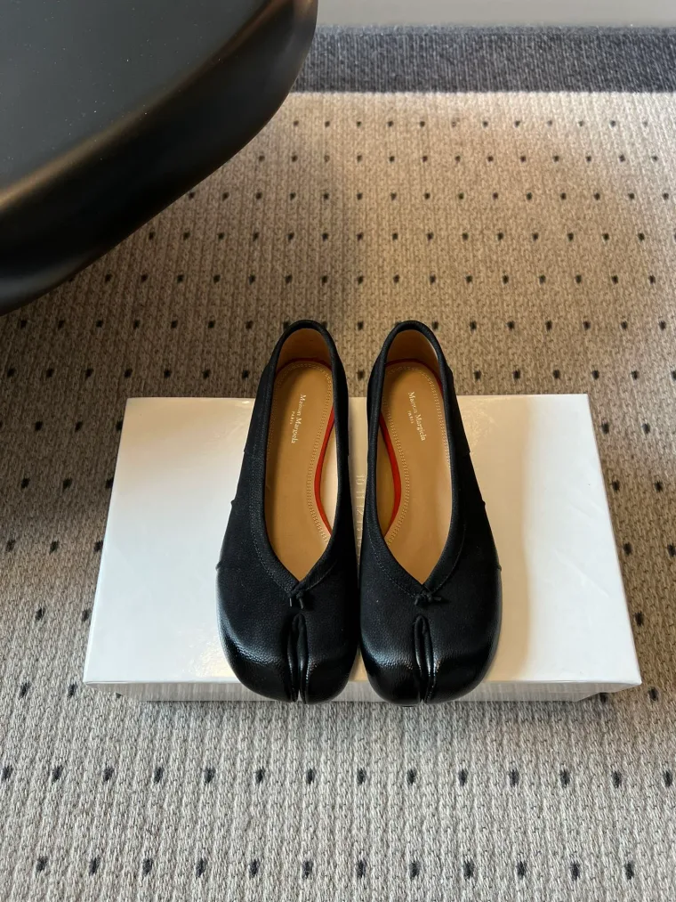 Maison Margiela Чёрные кожаные балетки Tabi