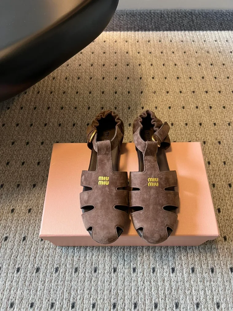 Miu Miu Коричневые замшевые сандалии с перемычками и логотипом
