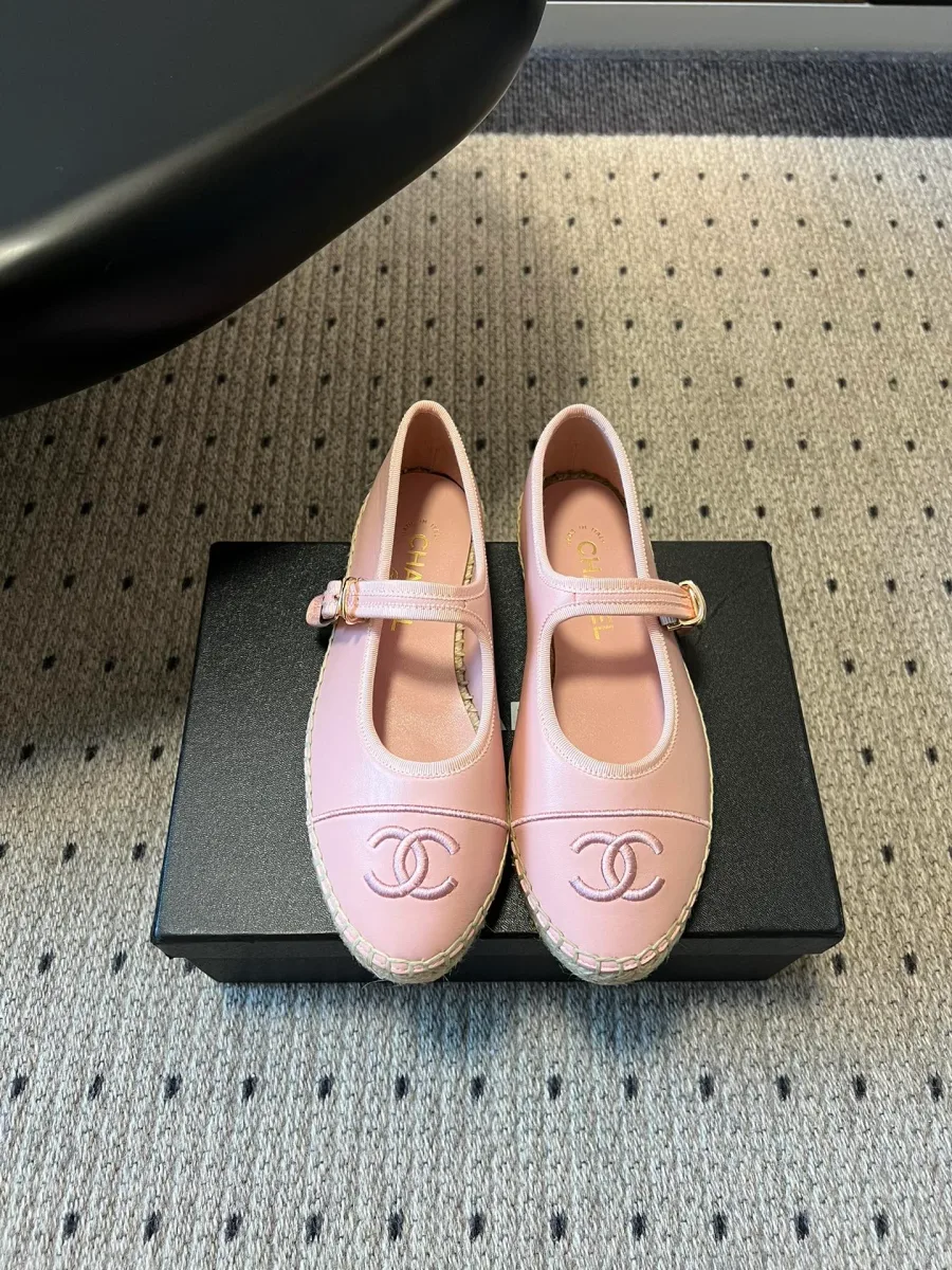 Пара розовых кожаных эспадрилий Мэри Джейн на фирменной коробке Chanel, вид сверху