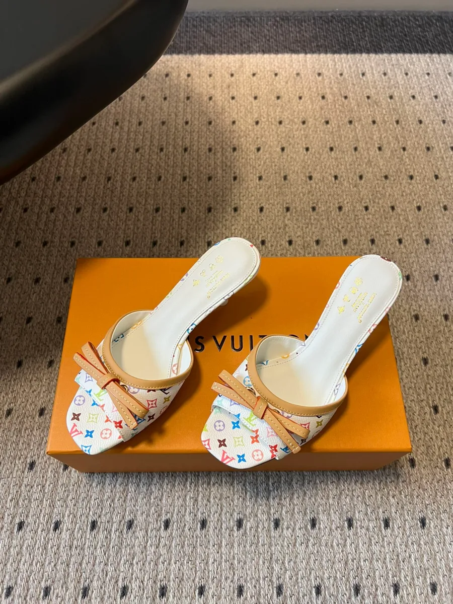 Пара белых мюлей с разноцветным узором Monogram на оранжевой коробке, ракурс сверху