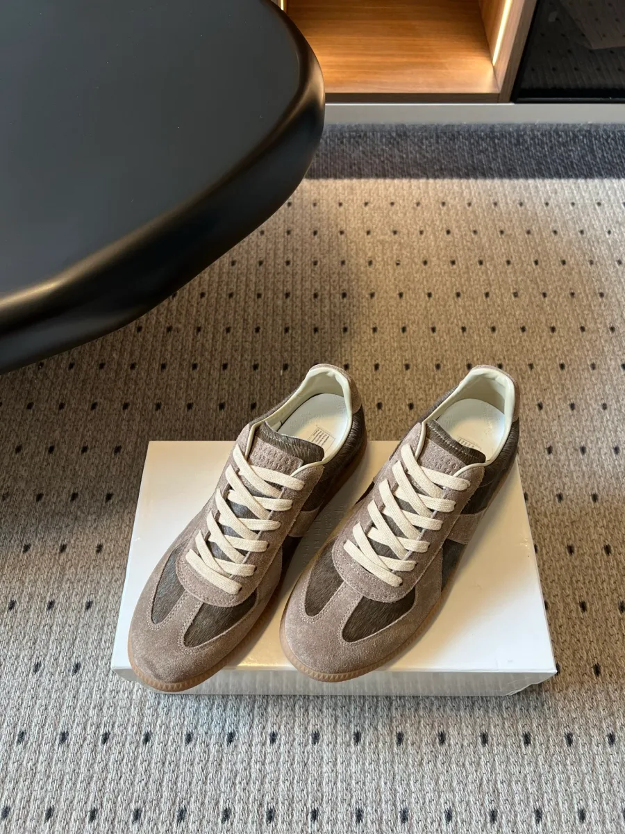 Пара коричневых замшевых кед Maison Margiela Replica, ракурс три четверти