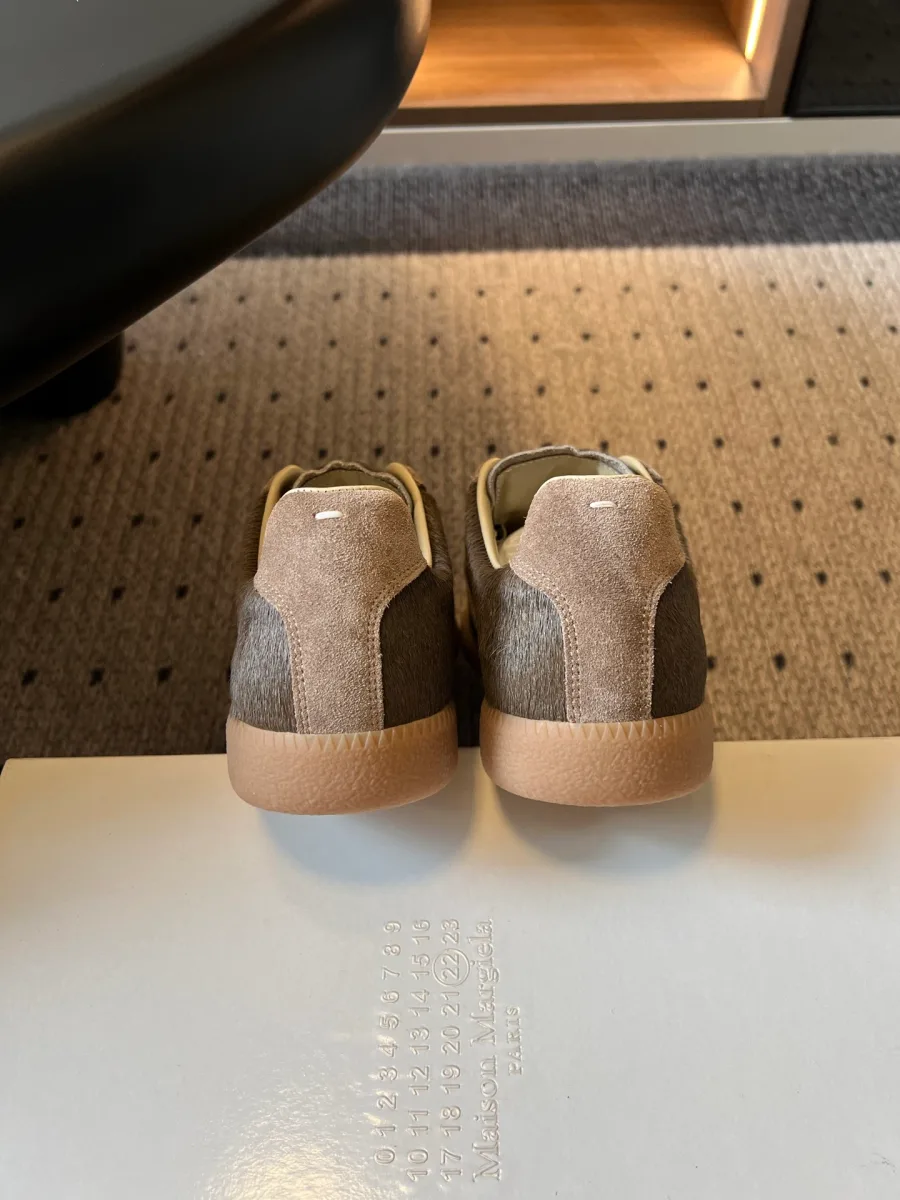 Задники пары кед Replica с фирменным белым стежком Maison Margiela