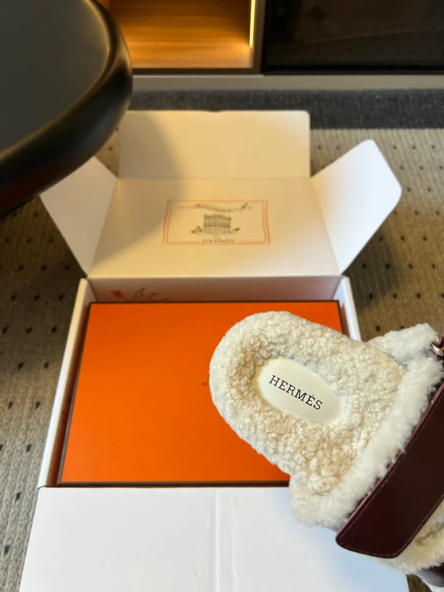 Стелька из овчины с нашивкой Hermes крупным планом