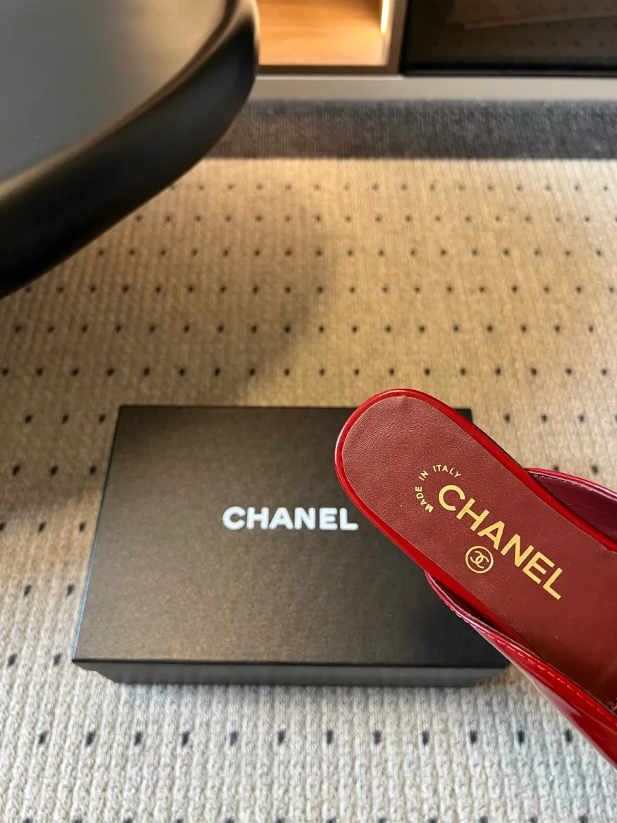Крупный план пяточной зоны кожаной стельки с тиснением Chanel