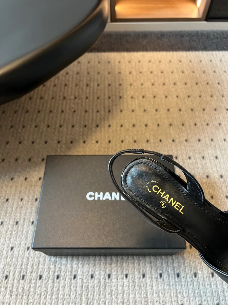 Крупный план кожаной стельки с золотистым логотипом Chanel