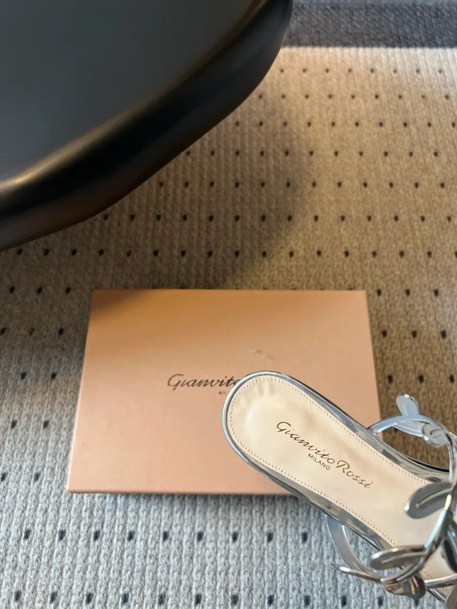 Пяточная зона стельки шлепанца с тиснением логотипа Gianvito Rossi