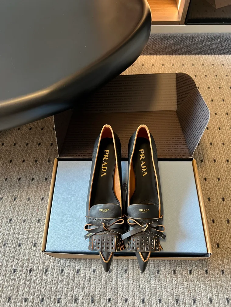 Prada Чёрные кожаные туфли на каблуке с килти и бантом