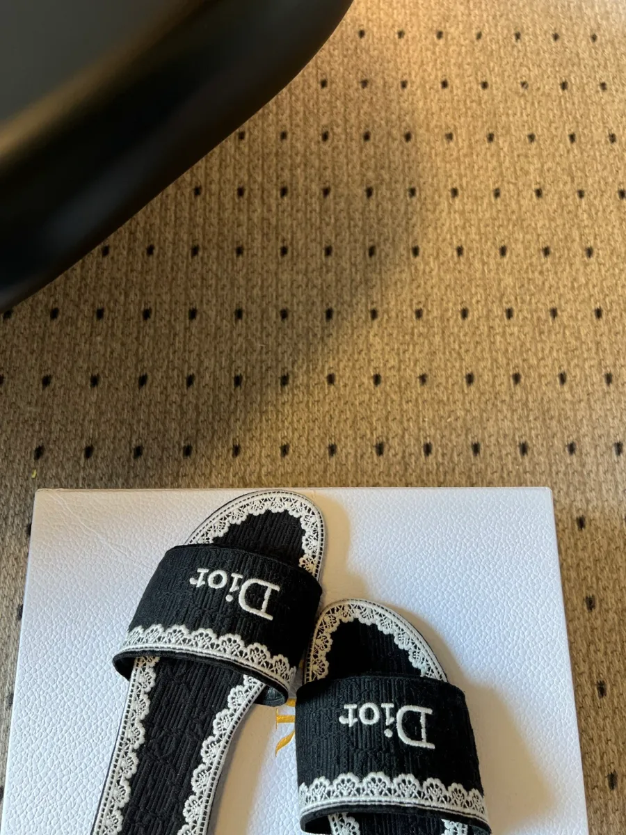 Носочная часть шлёпанцев с вышитым логотипом Dior и белым кружевом