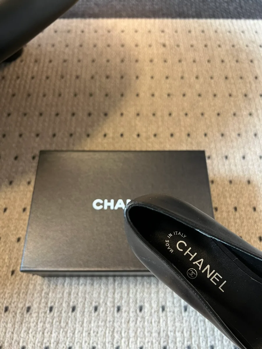 Стелька туфли крупным планом с тиснёным логотипом Chanel