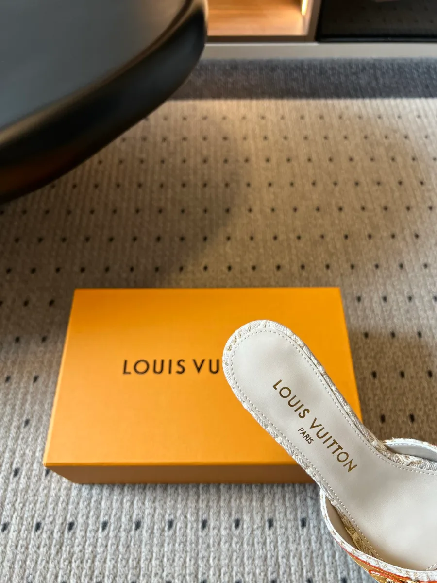 Крупный план кожаной стельки с тиснением Louis Vuitton Paris