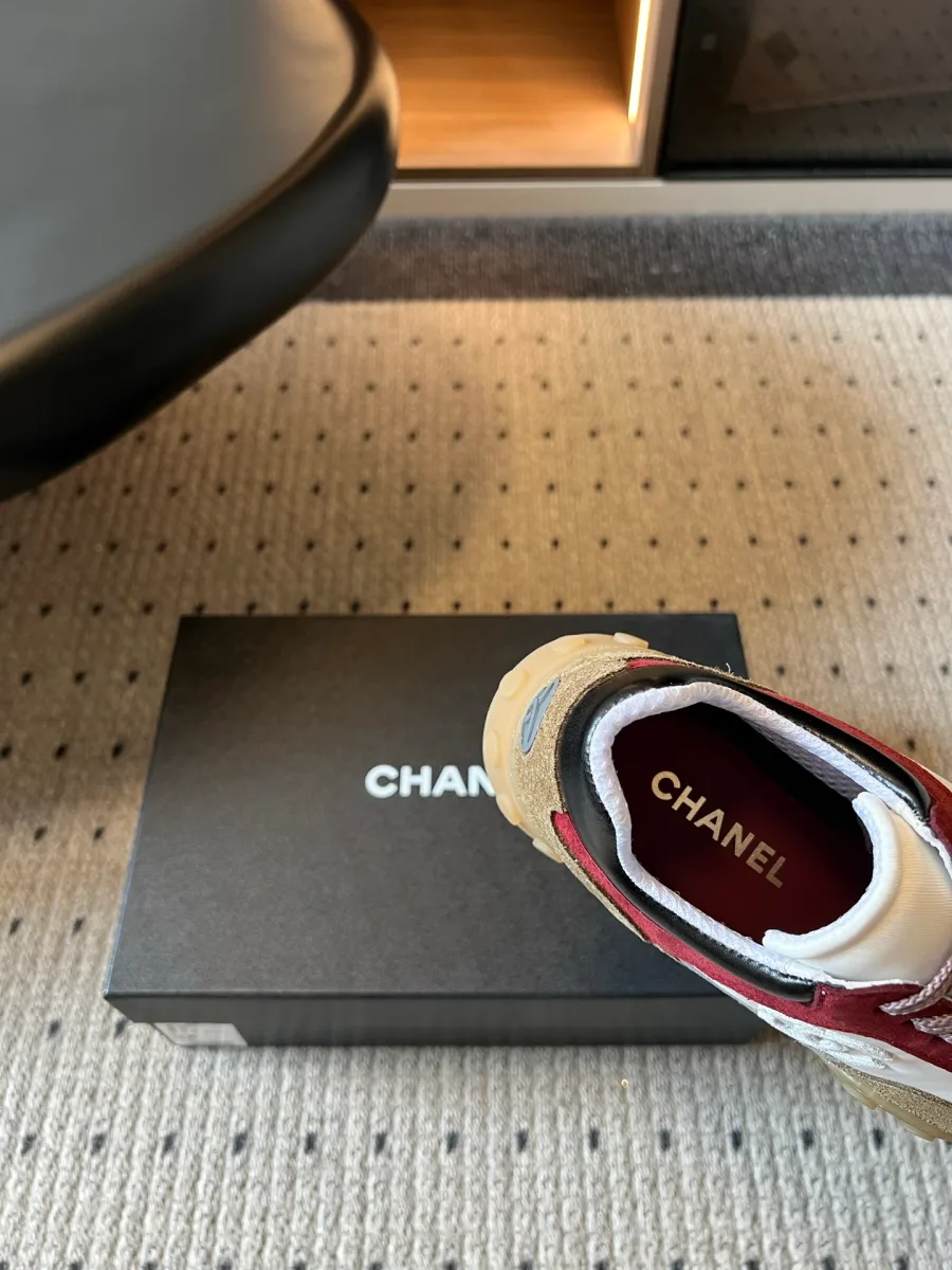 Крупный план задника и подкладки со стелькой Chanel