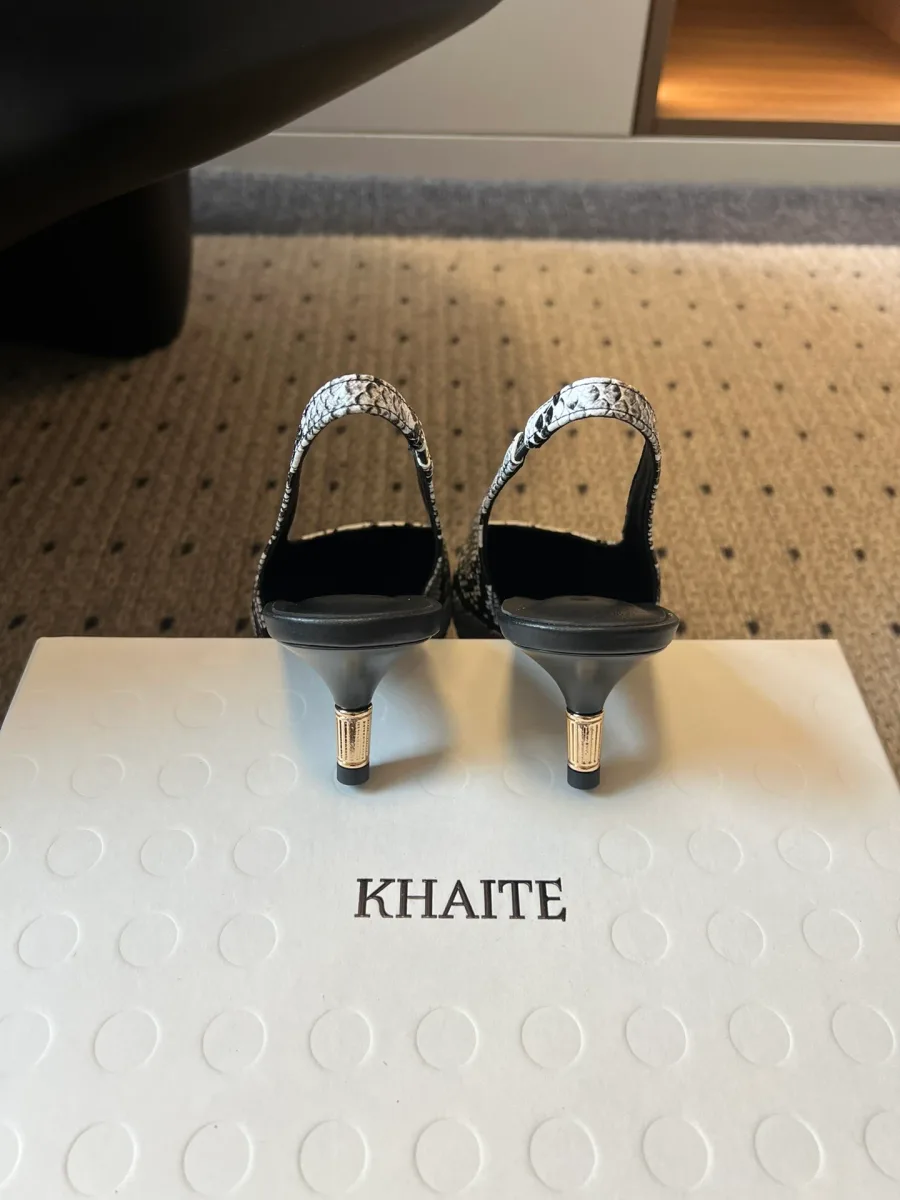 Фигурные каблуки и открытая задняя часть слингбэков Khaite, вид сзади