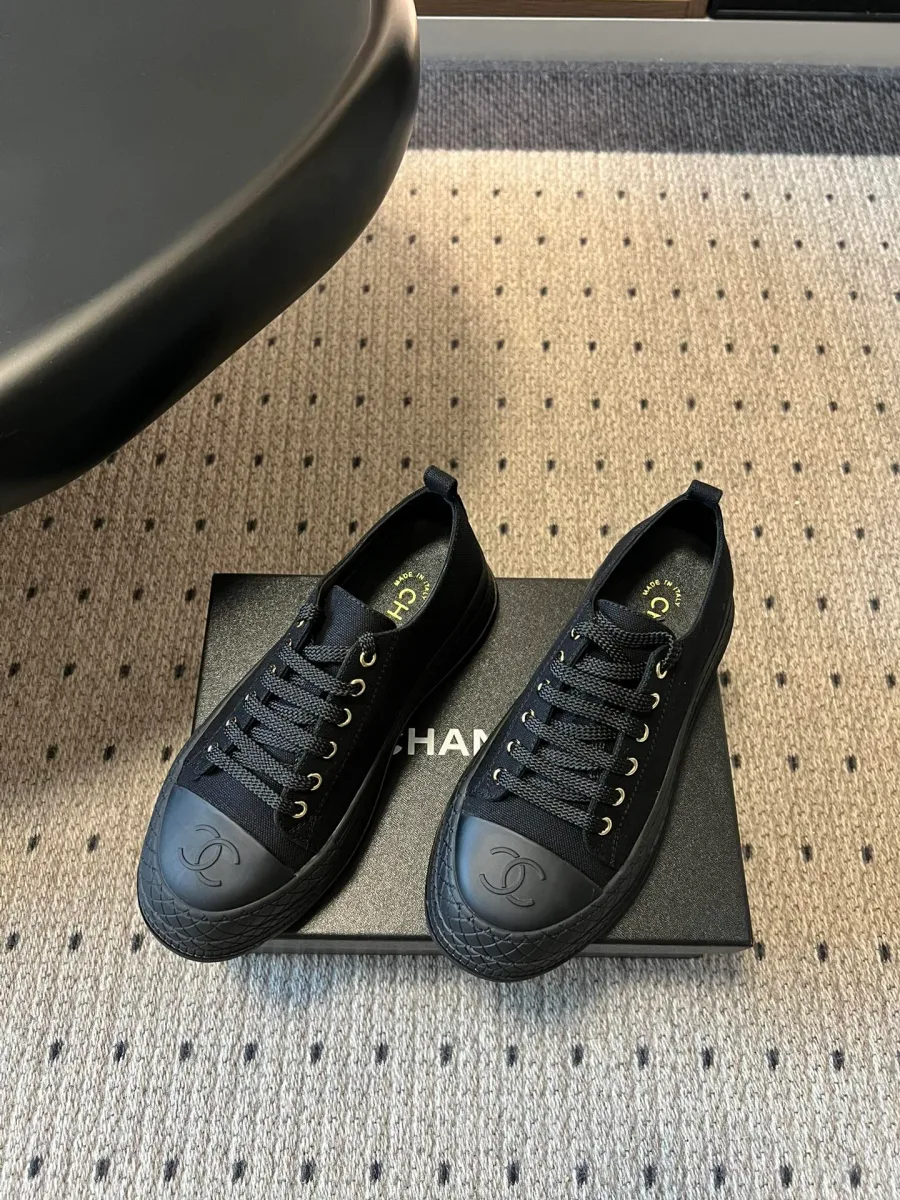 Чёрные кеды Chanel на толстой подошве, ракурс три четверти