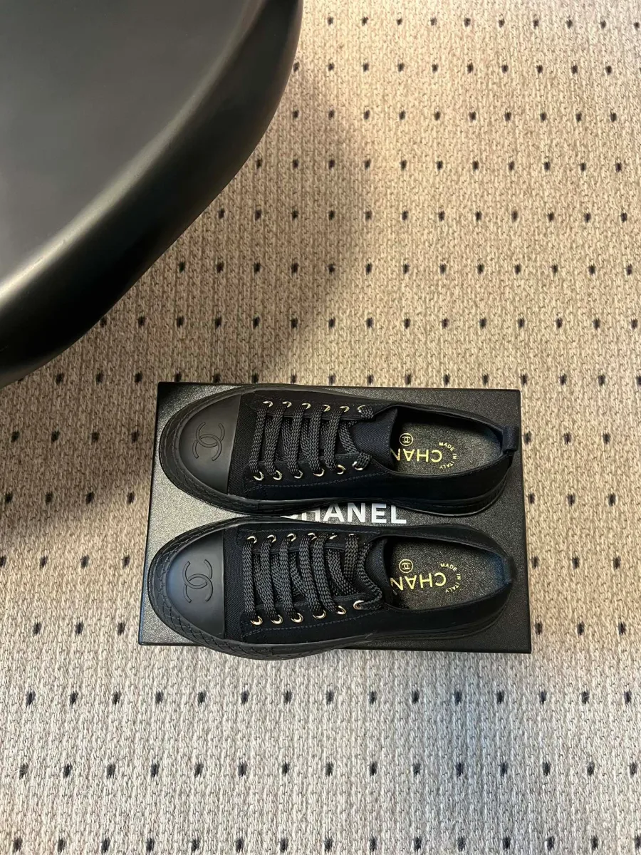 Пара чёрных кедов Chanel со шнуровкой, вид сверху
