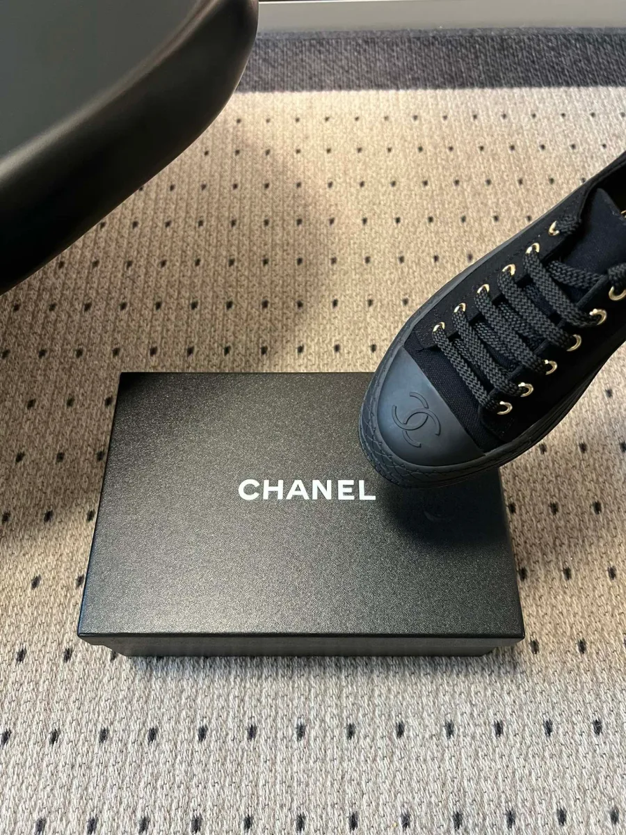 Крупный план мыска чёрного кожаного кеда Chanel с тиснением CC