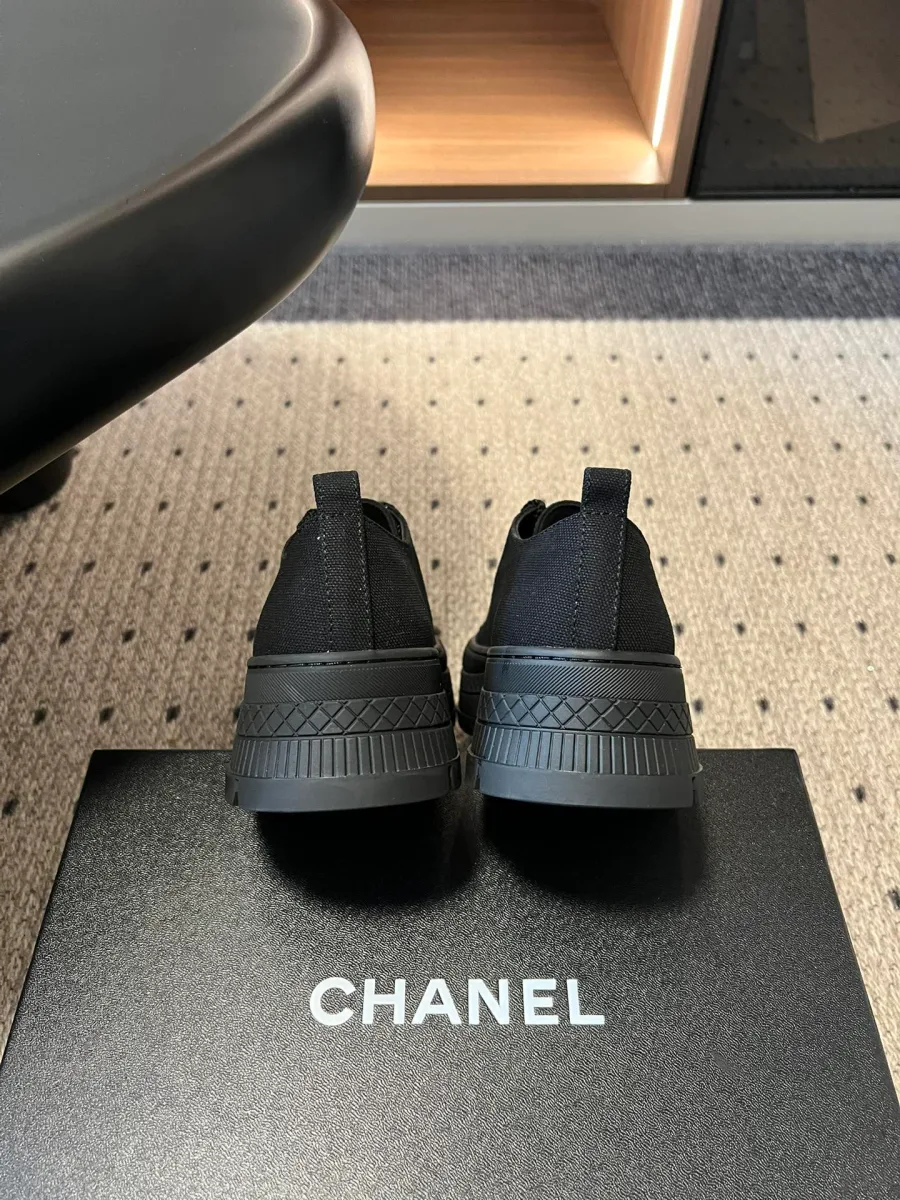 Пара чёрных кедов Chanel, вид сзади на платформу и петли на пятке
