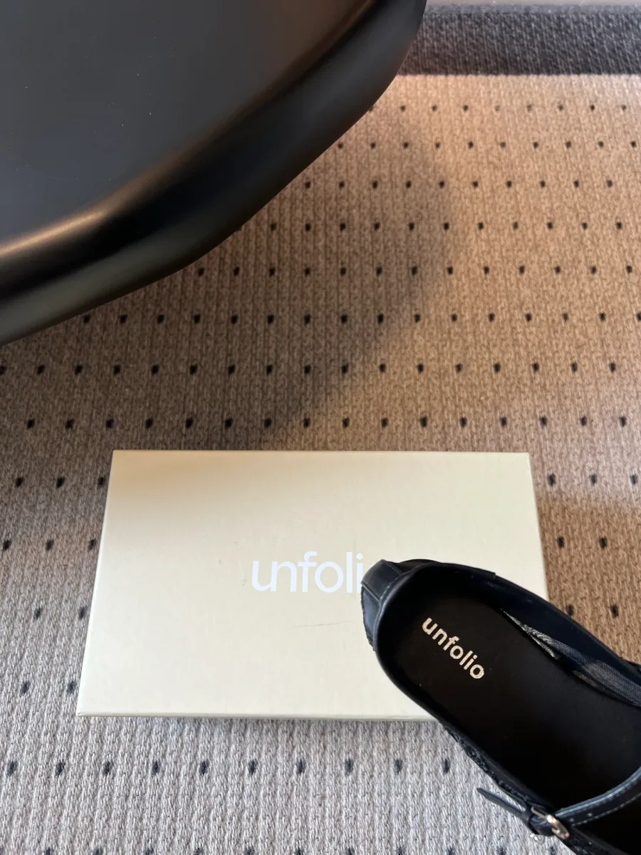 Кожаная стелька с логотипом Unfolio в чёрной балетке крупным планом
