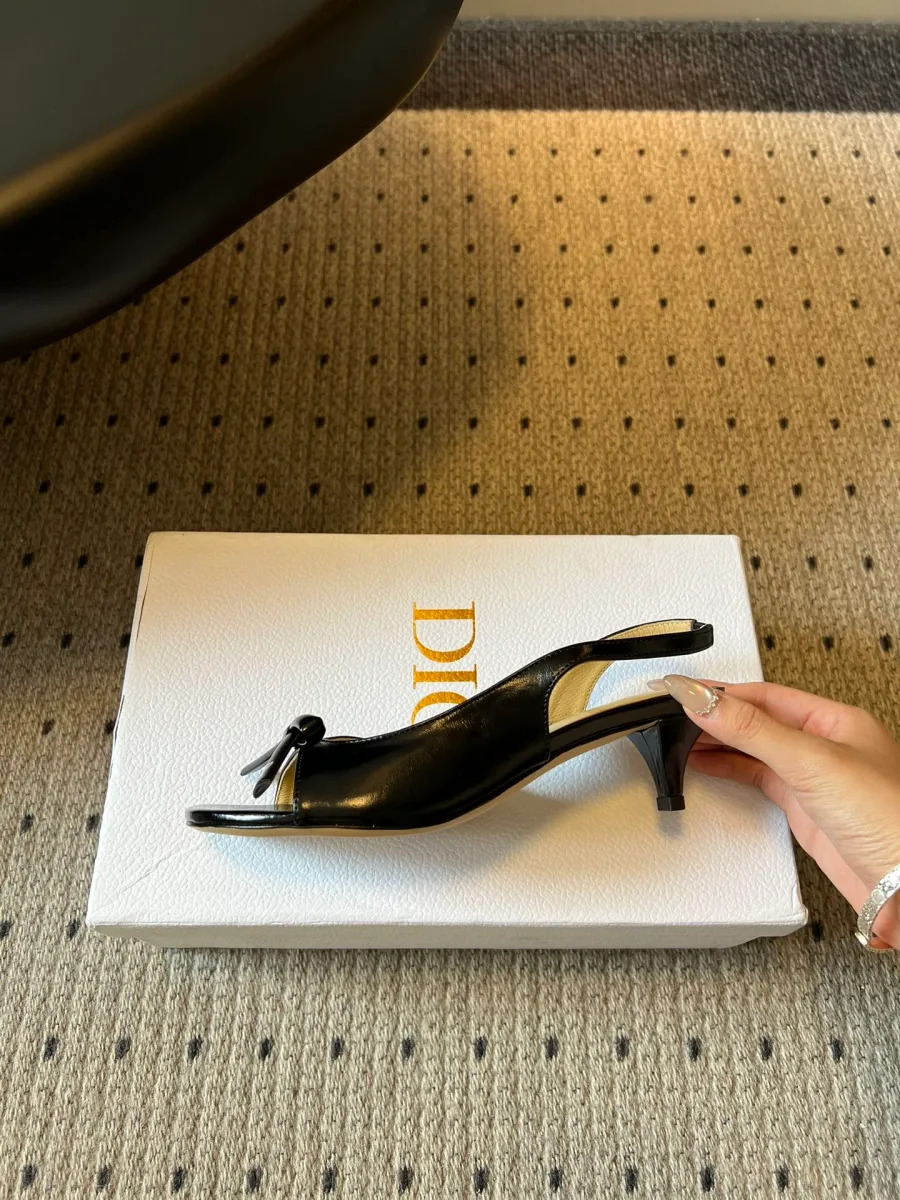 Чёрная босоножка на каблуке 4 см с ремешком slingback, вид сбоку
