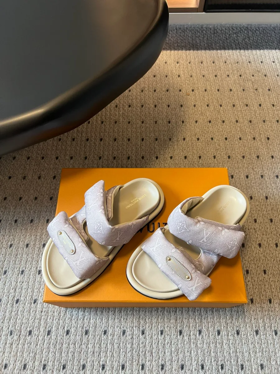 Пара текстильных шлепанцев с узором Monogram на оранжевой коробке, ракурс сверху