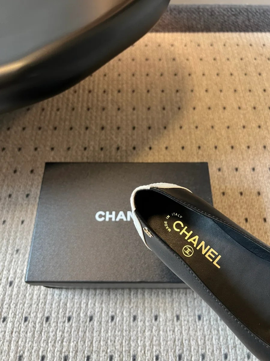 Внутренняя стелька балетки с золотистым логотипом Chanel
