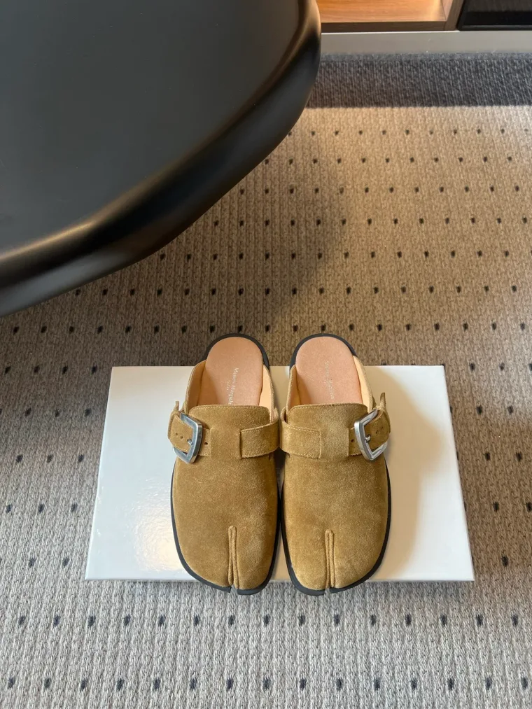 Maison Margiela Бежевые замшевые сабо Tabi с пряжкой