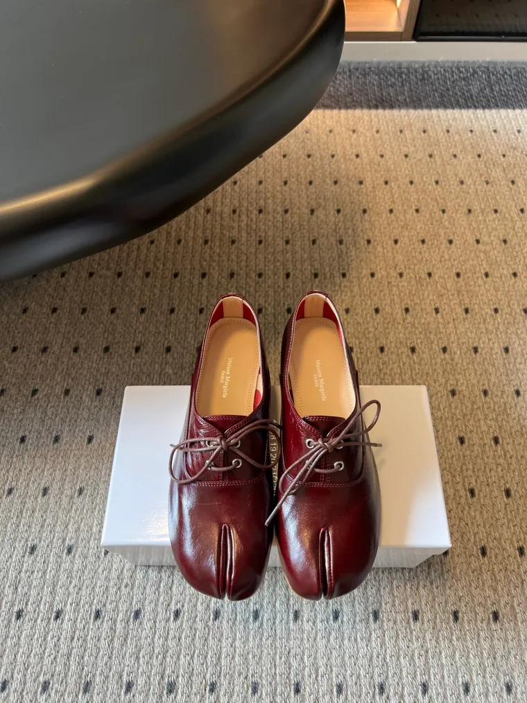 Maison Margiela Бордовые кожаные туфли Tabi на шнуровке