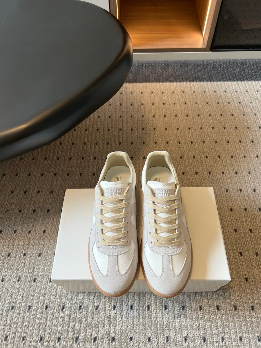 Белые кеды Maison Margiela Replica, вид спереди на белой коробке
