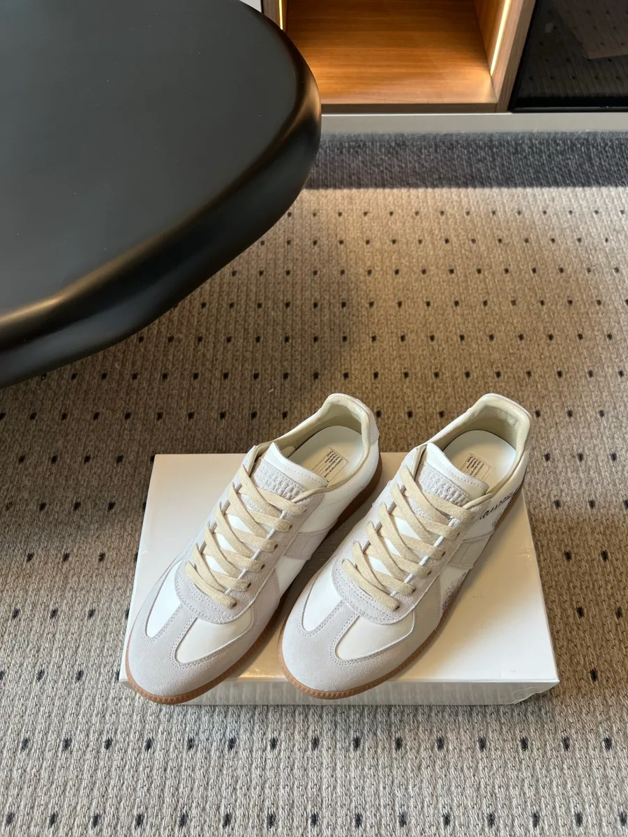 Пара кед Maison Margiela Replica из кожи и замши в ракурсе три четверти