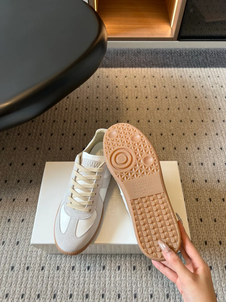 Кеды Maison Margiela Replica с демонстрацией коричневой резиновой подошвы
