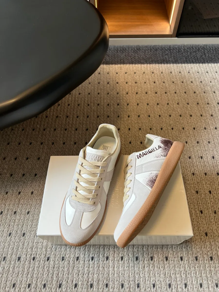 Кеды Replica, вид сбоку с надписью Margiela и эффектом распыления краски