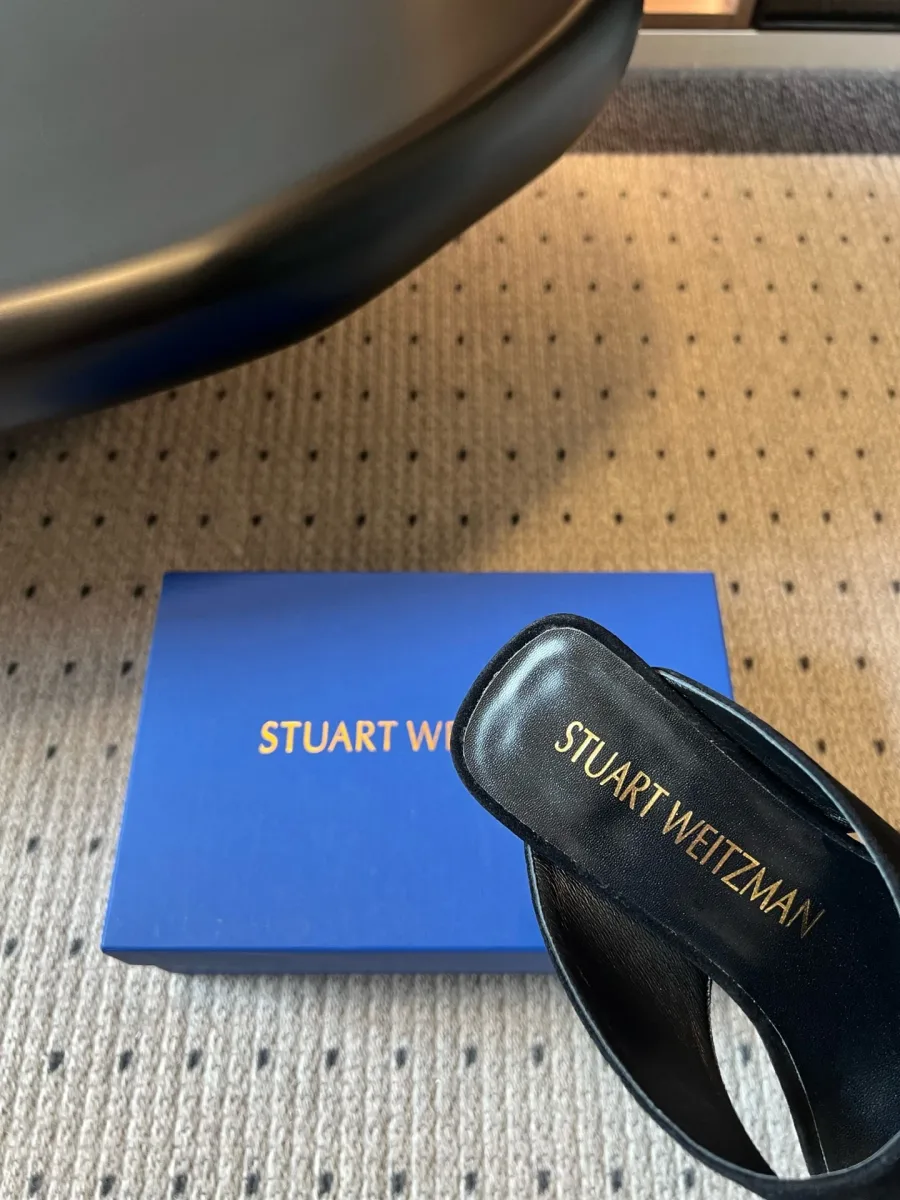 Кожаная стелька с золотистым логотипом Stuart Weitzman крупным планом
