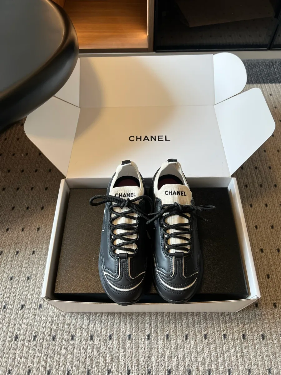 Чёрные кожаные кроссовки Chanel с контрастной отстрочкой в коробке, вид спереди