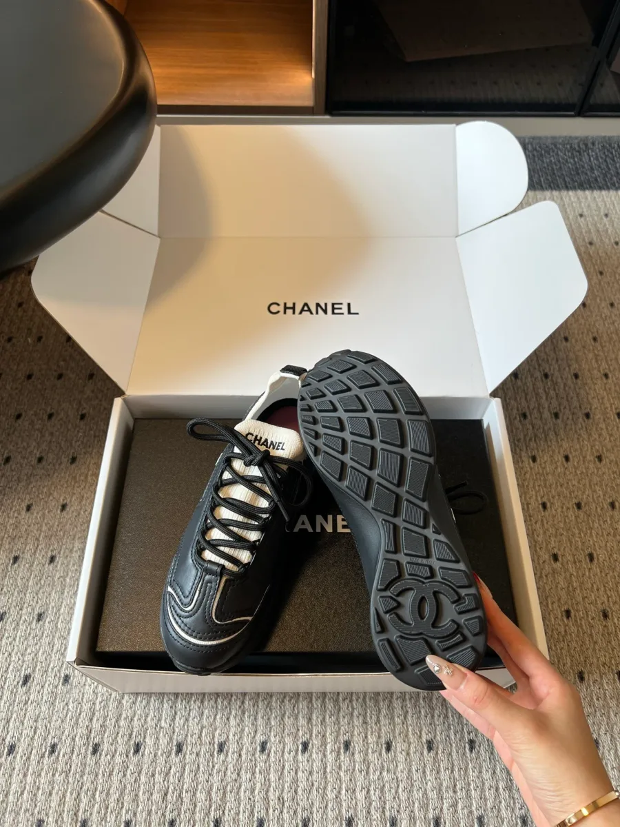 Чёрный кроссовок Chanel, демонстрация протектора рельефной резиновой подошвы