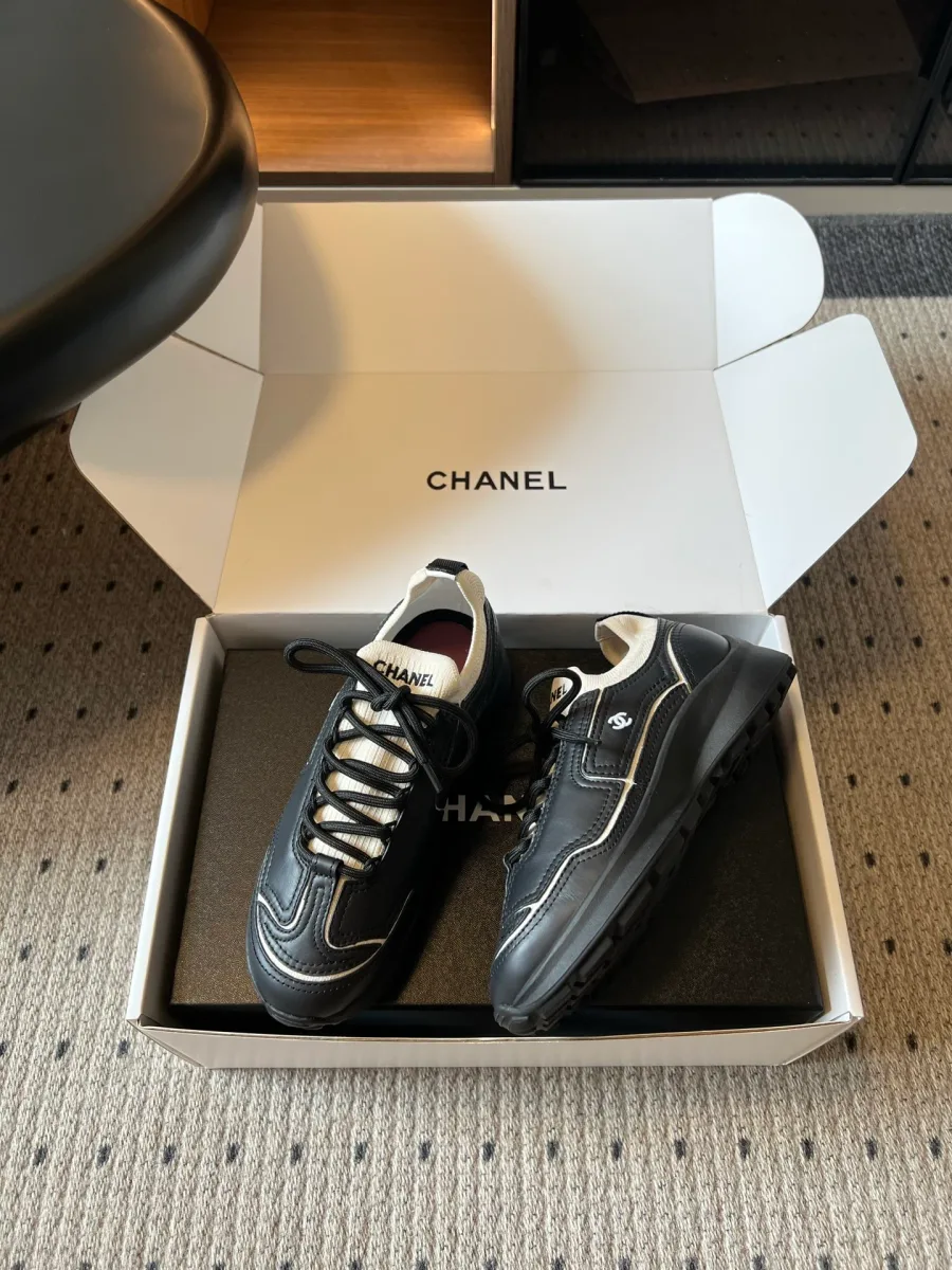 Кроссовки Chanel в фирменной коробке, вид на боковой профиль и эмблему CC