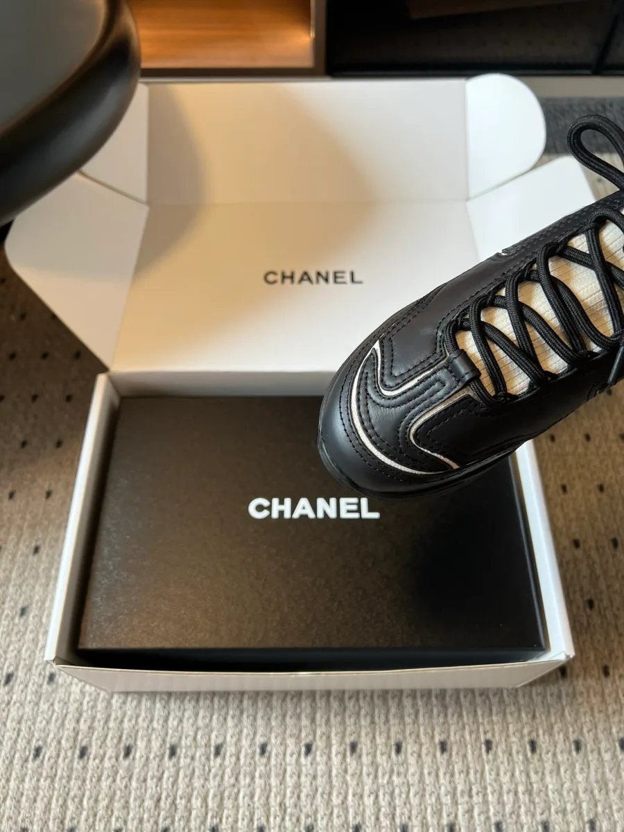 Передняя часть чёрного кожаного кроссовка Chanel крупным планом