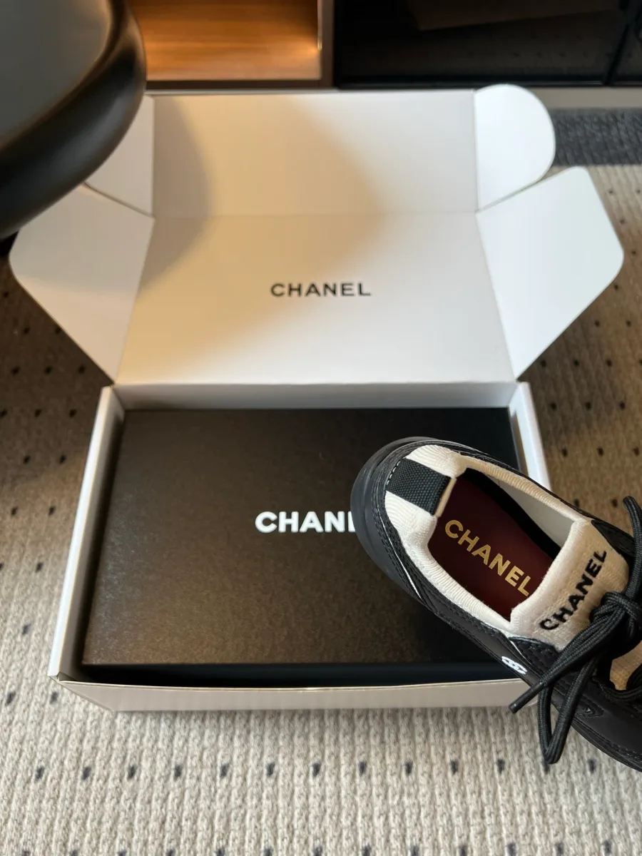 Горловина и стелька чёрного кроссовка Chanel с логотипом бренда крупным планом