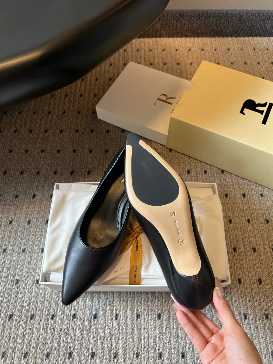 Кожаная подошва и каблук kitten heel чёрной туфли The Row