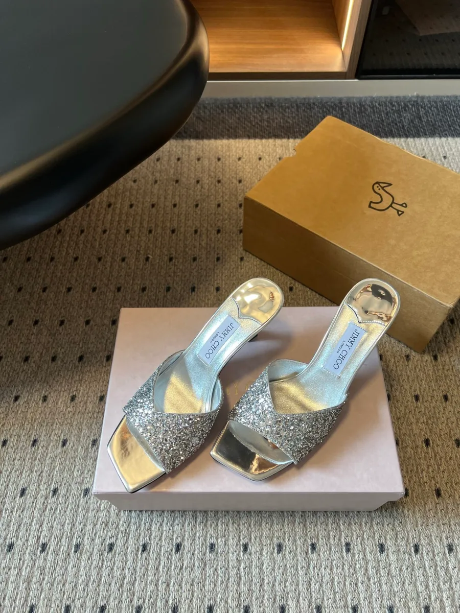 Серебристые блестящие мюли на каблуке, ракурс три четверти
