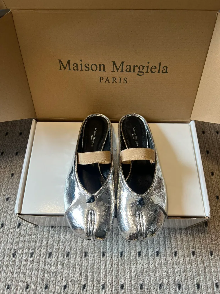 Maison Margiela Серебристые кожаные мюли Tabi с перемычкой