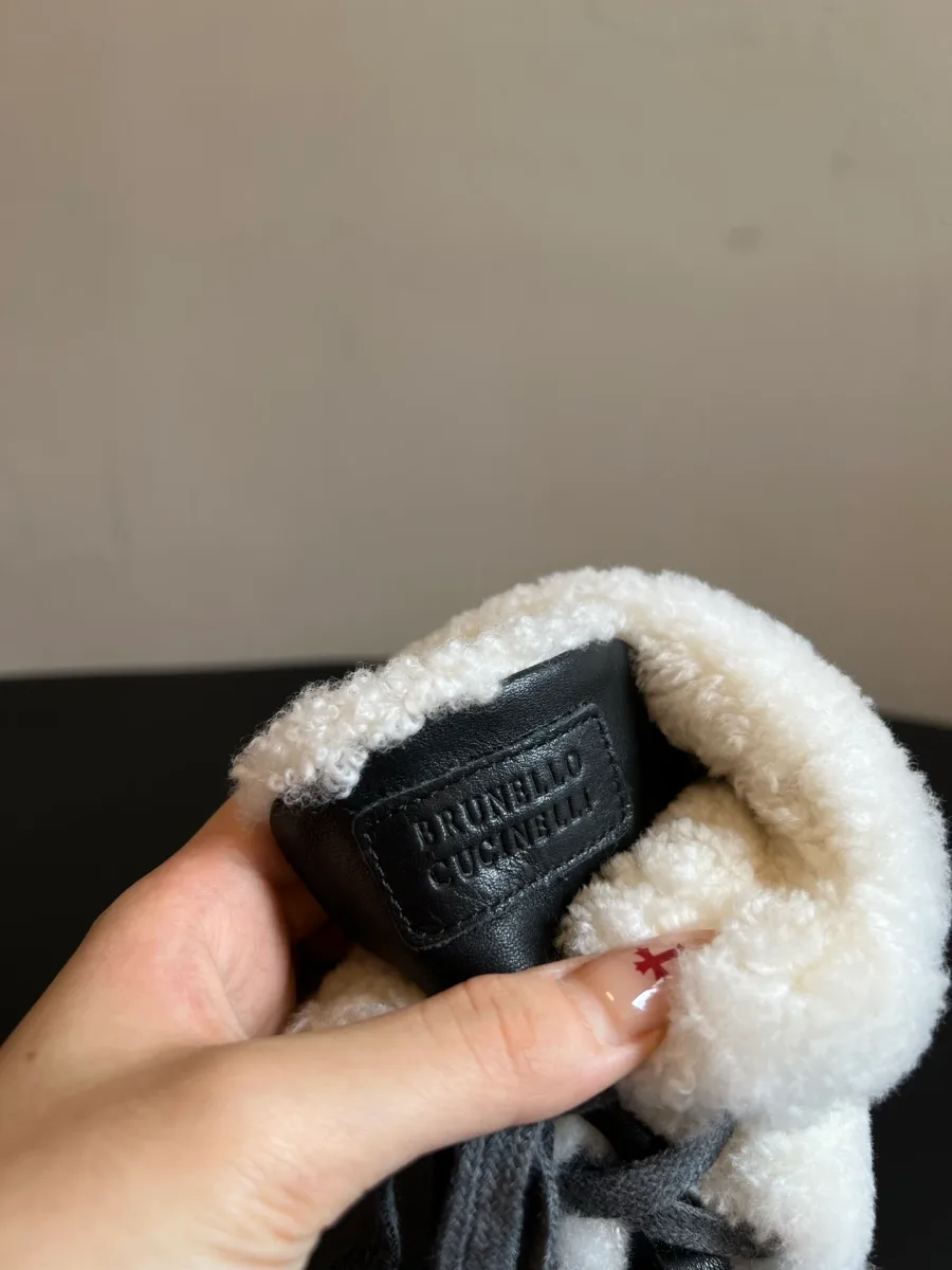 Тиснёный логотип Brunello Cucinelli на кожаном язычке ботинка