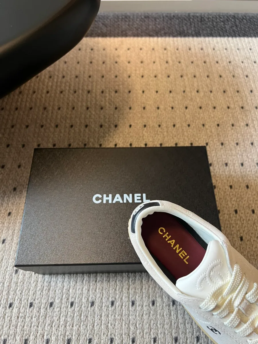 Внутренняя отделка и бордовая стелька кеда с логотипом Chanel