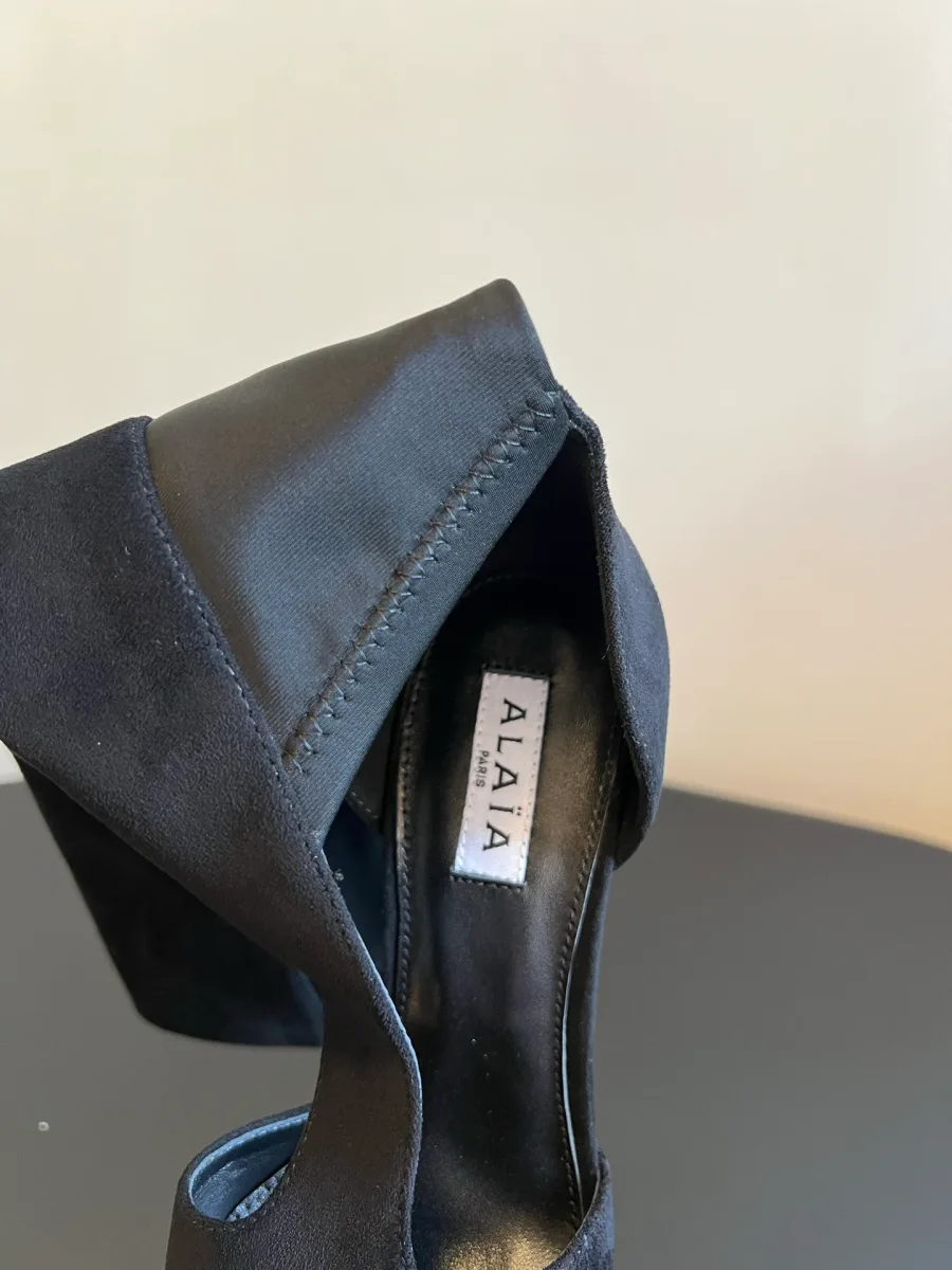 Внутренняя стелька сапога с логотипом бренда Alaïa