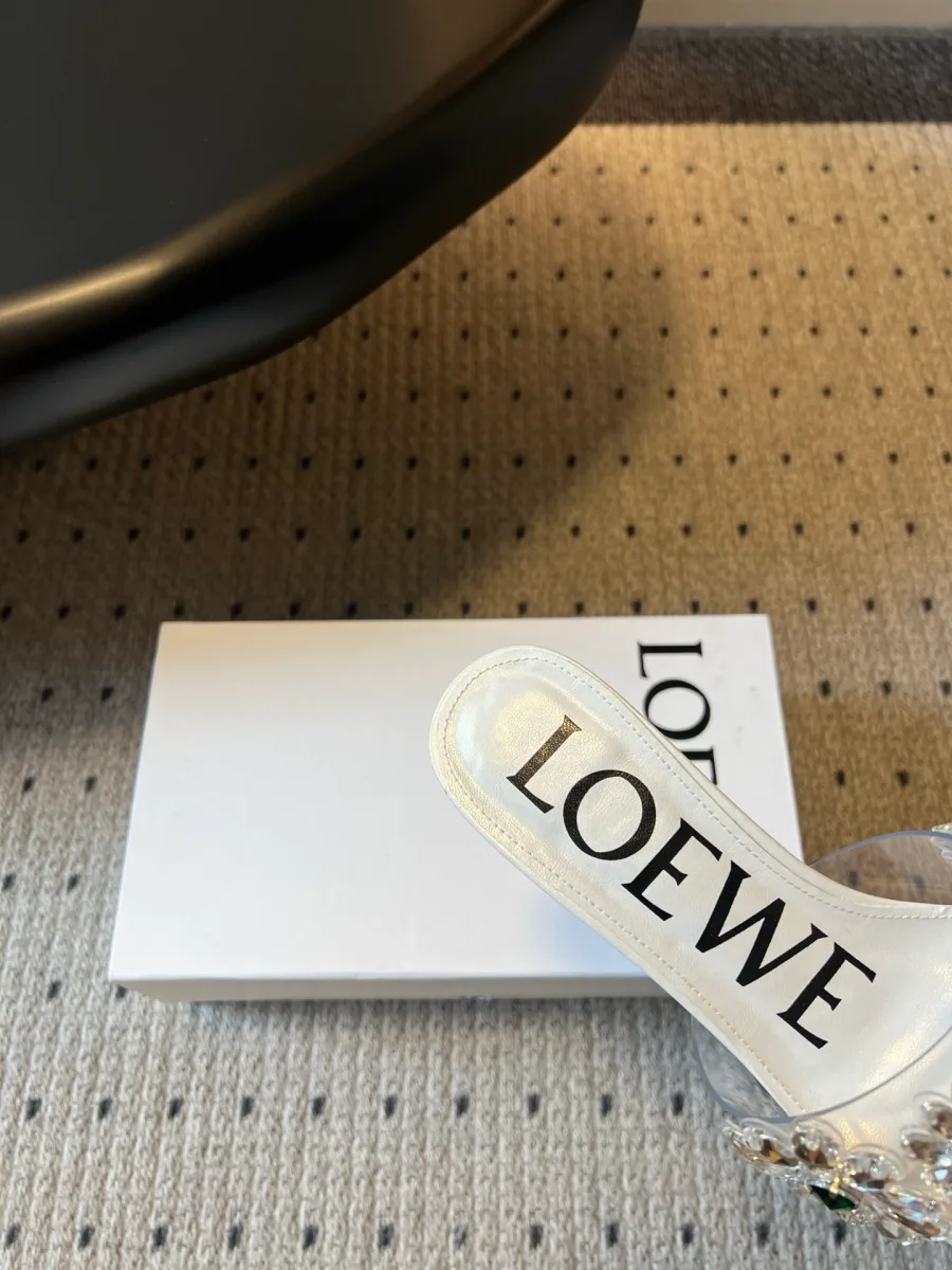 Крупный план белой кожаной стельки с контрастным логотипом Loewe