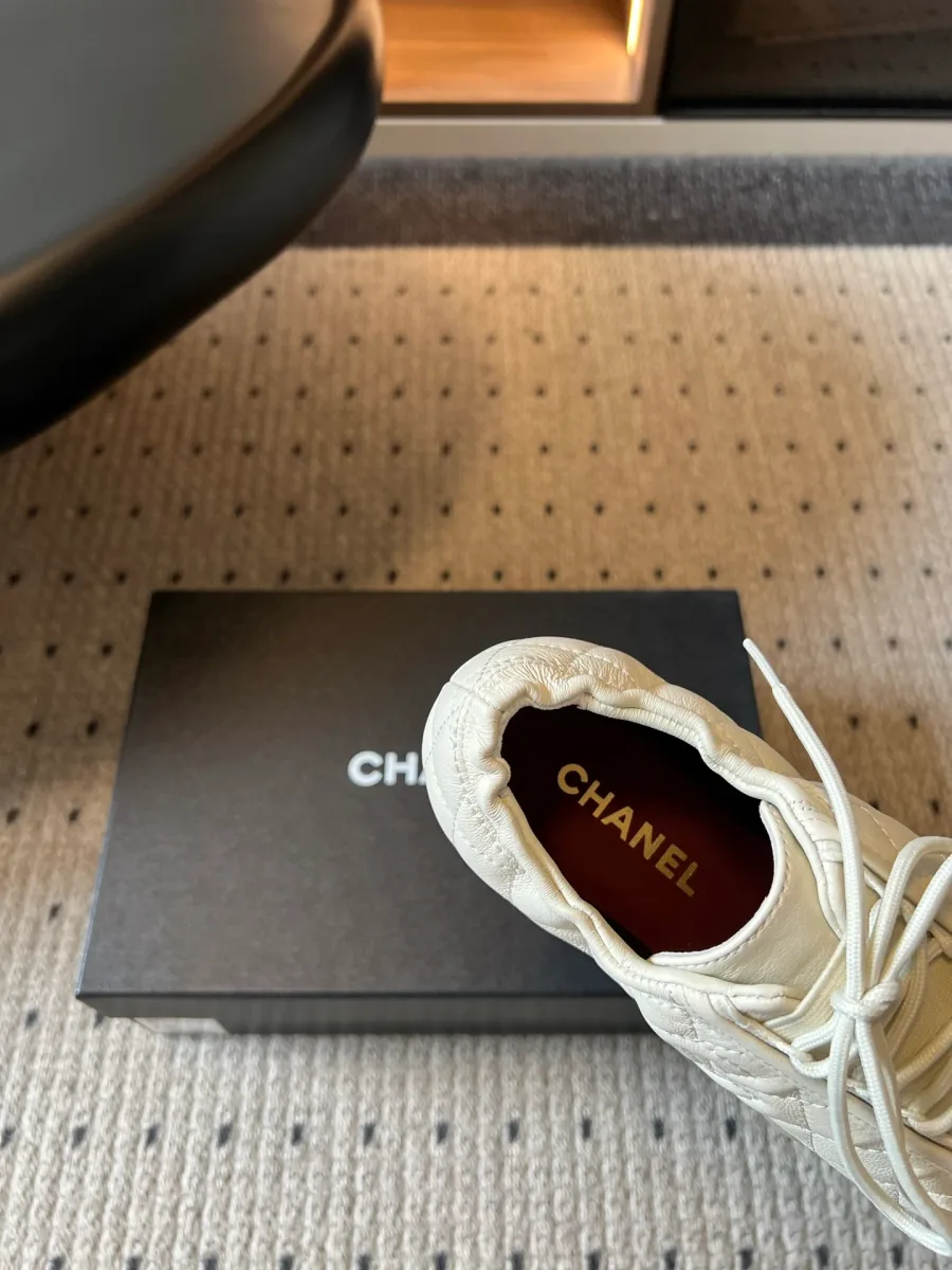 Горловина кеда с эластичным кантом и бордовой стелькой с надписью бренда