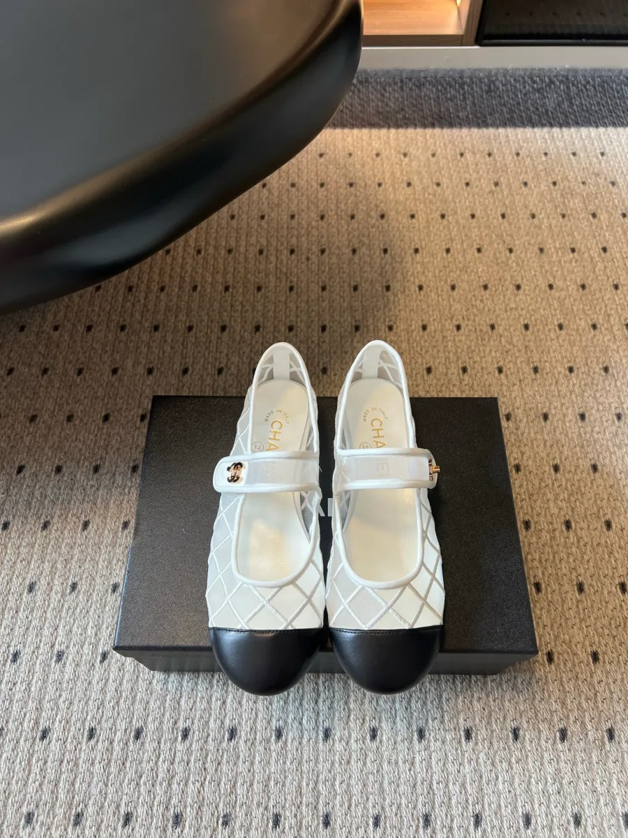 Белые балетки Chanel из сетки с чёрным мысом, вид сверху на коробке