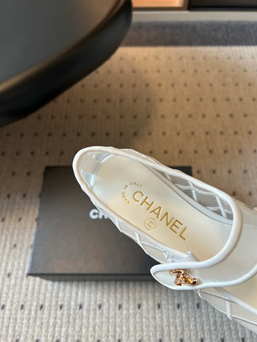Деталь кожаной стельки с логотипом Chanel и ремешка с пряжкой CC