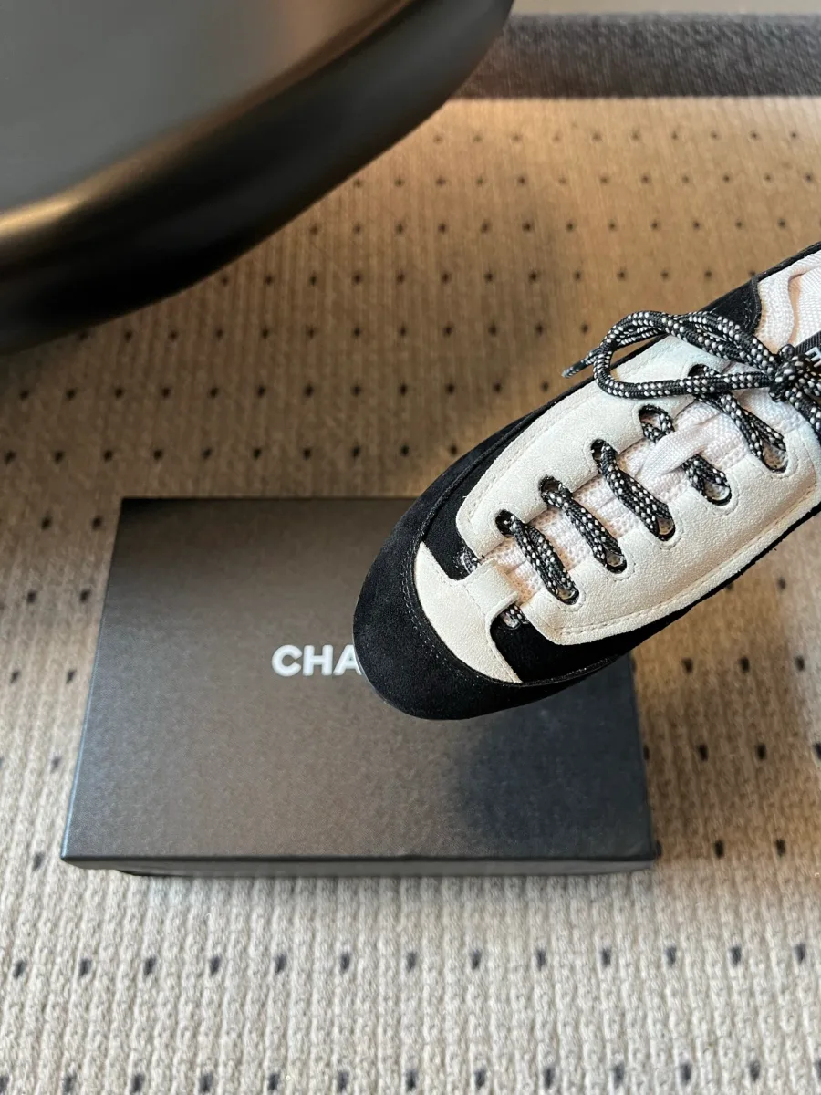 Передняя часть и шнуровка кеда Chanel крупным планом