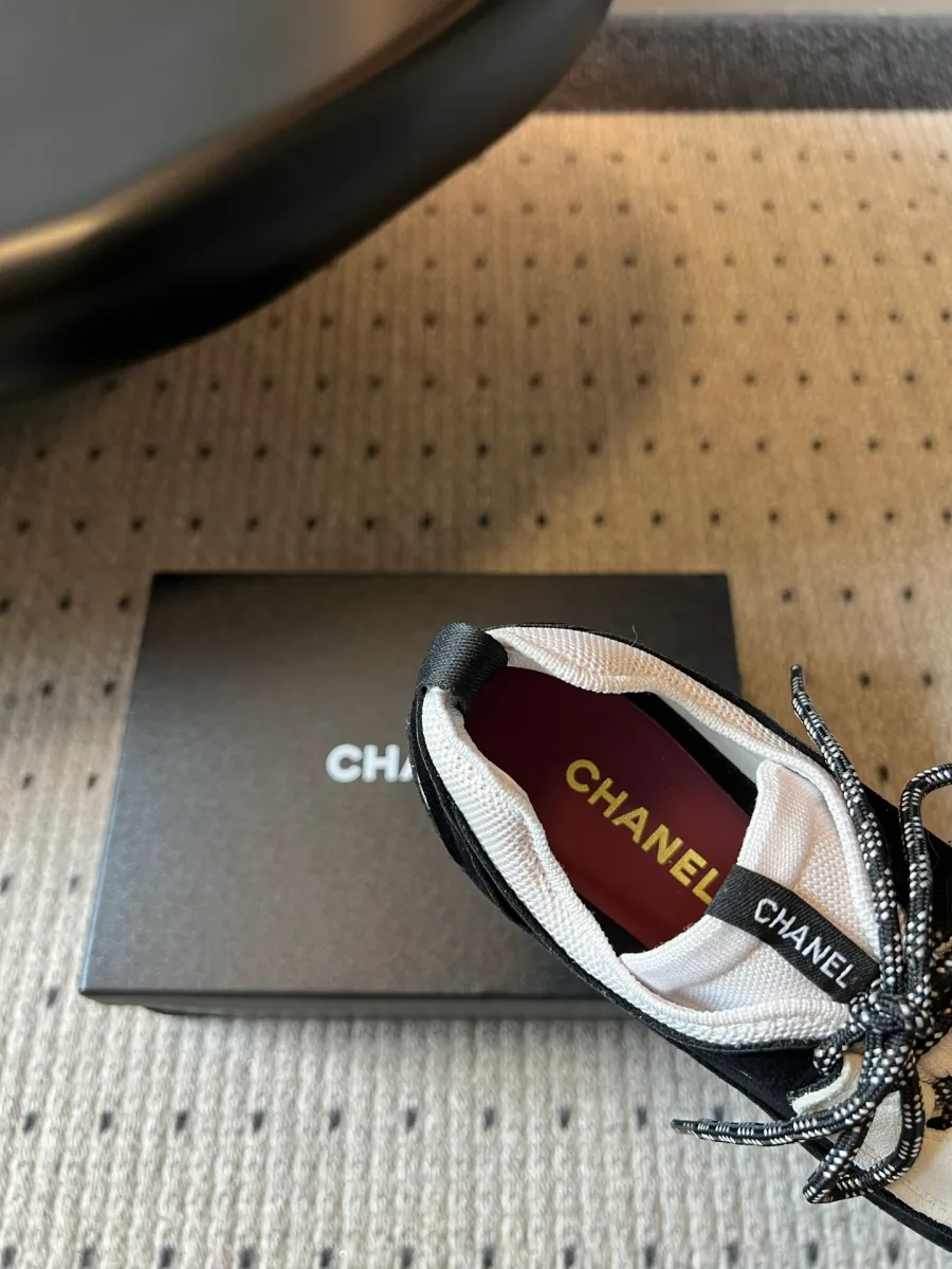 Внутренняя отделка и брендированная стелька кеда Chanel